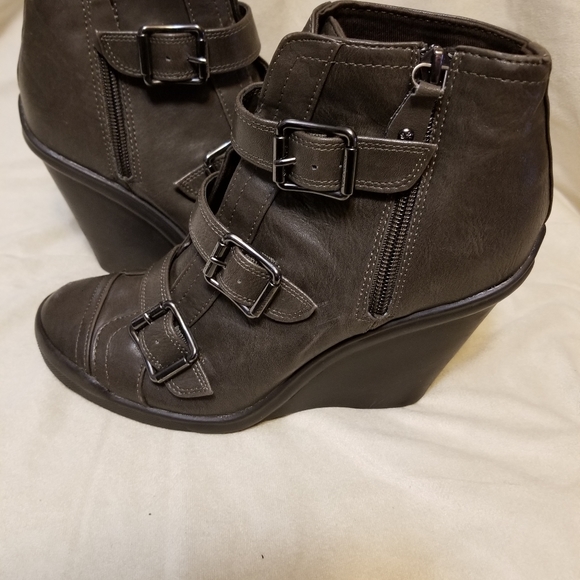 Boots - Picture 3 of 5